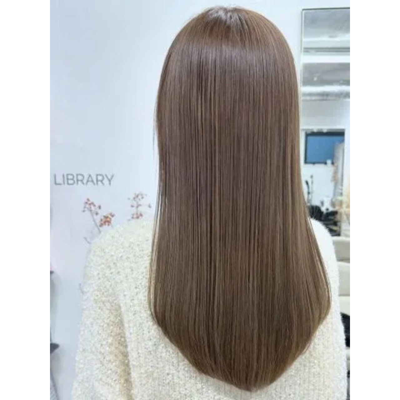 30代女性の痛くないハイトーンカラーのコーディネート例