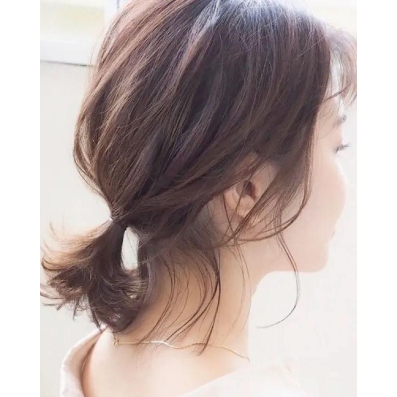 30代女性の痛くないポニーテールのコーディネート例
