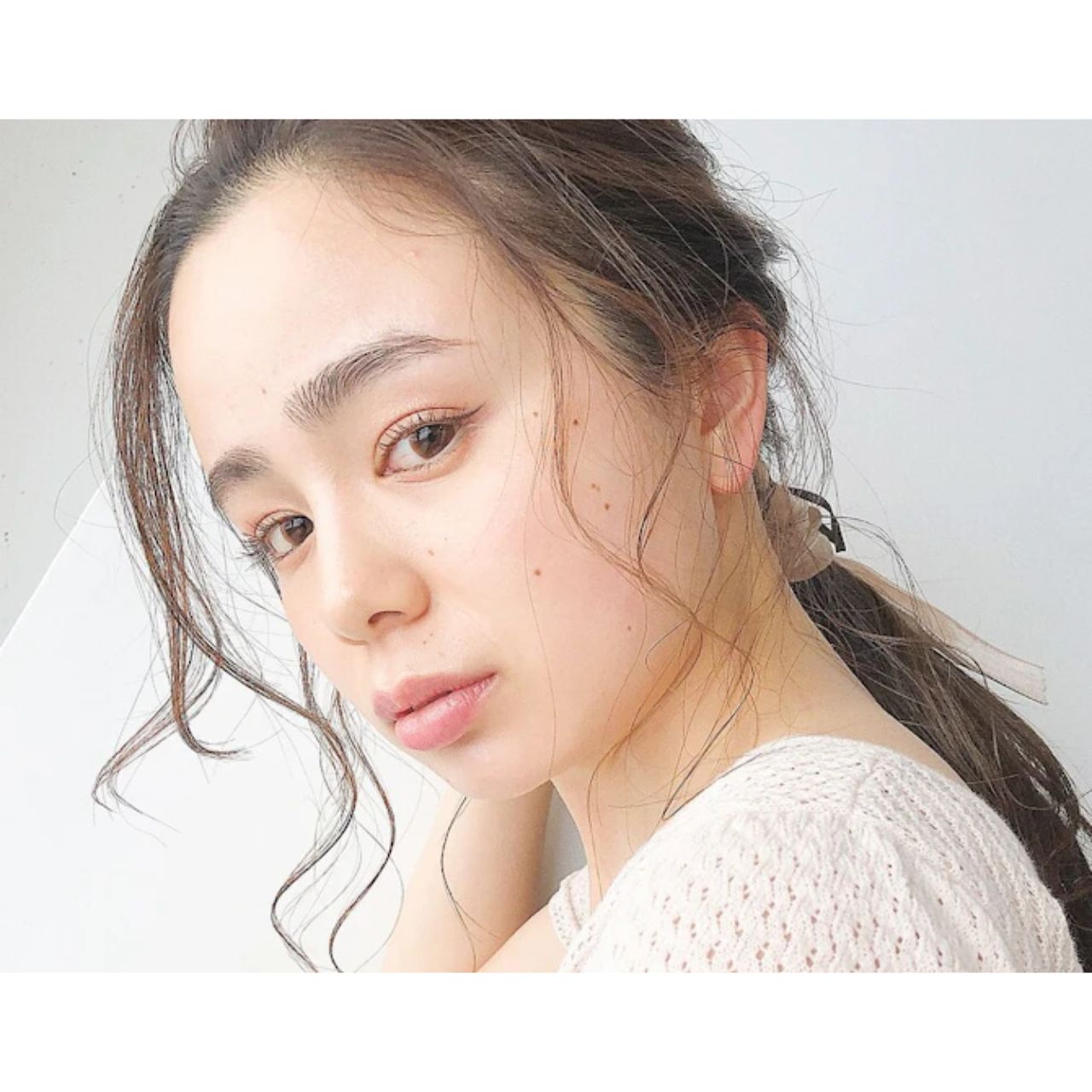 30代女性の痛くないポニーテールのコーディネート例