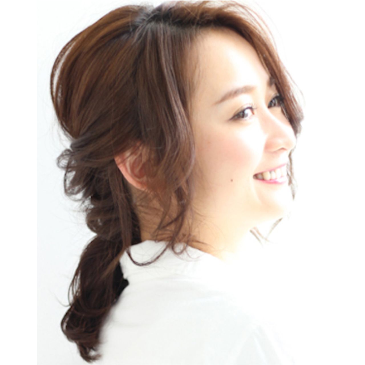 30代女性の痛くないポニーテールのコーディネート例