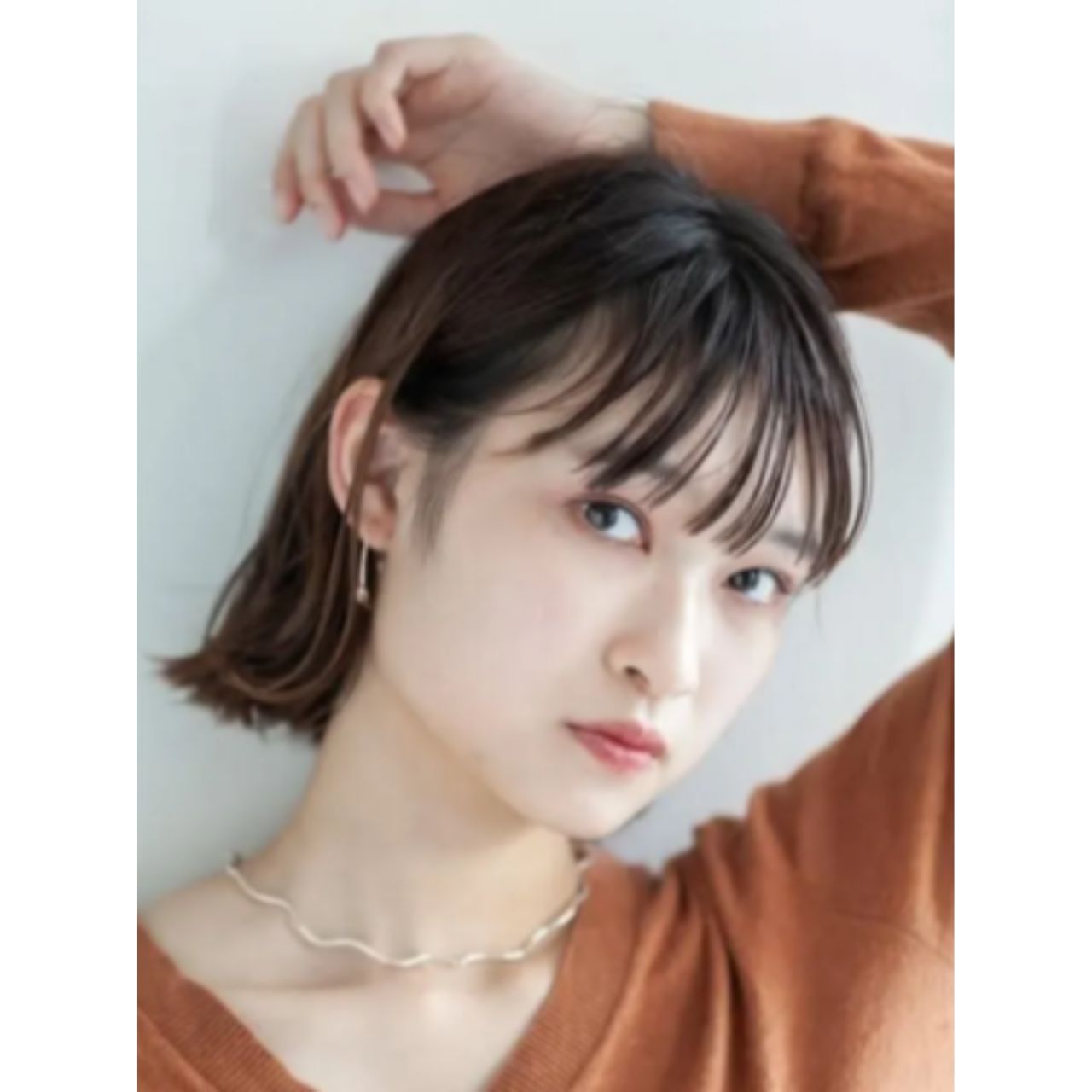 30代女性の痛くないシースルーバングのコーディネート例