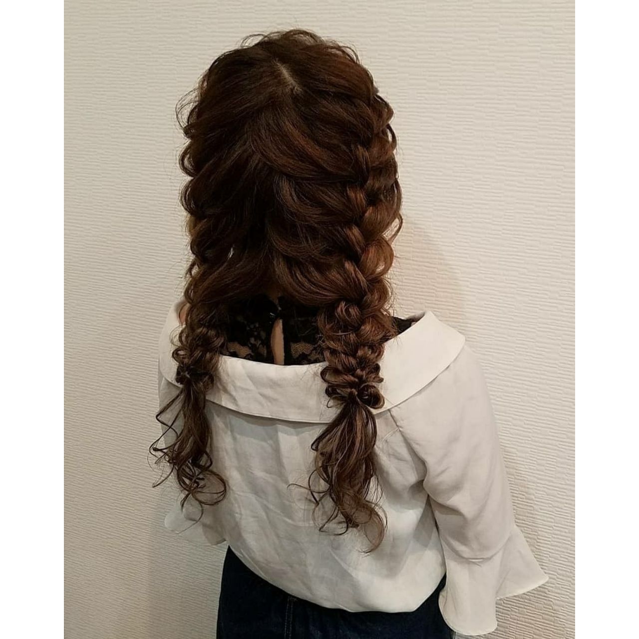 30代女性の痛くないツインテールのコーディネート例