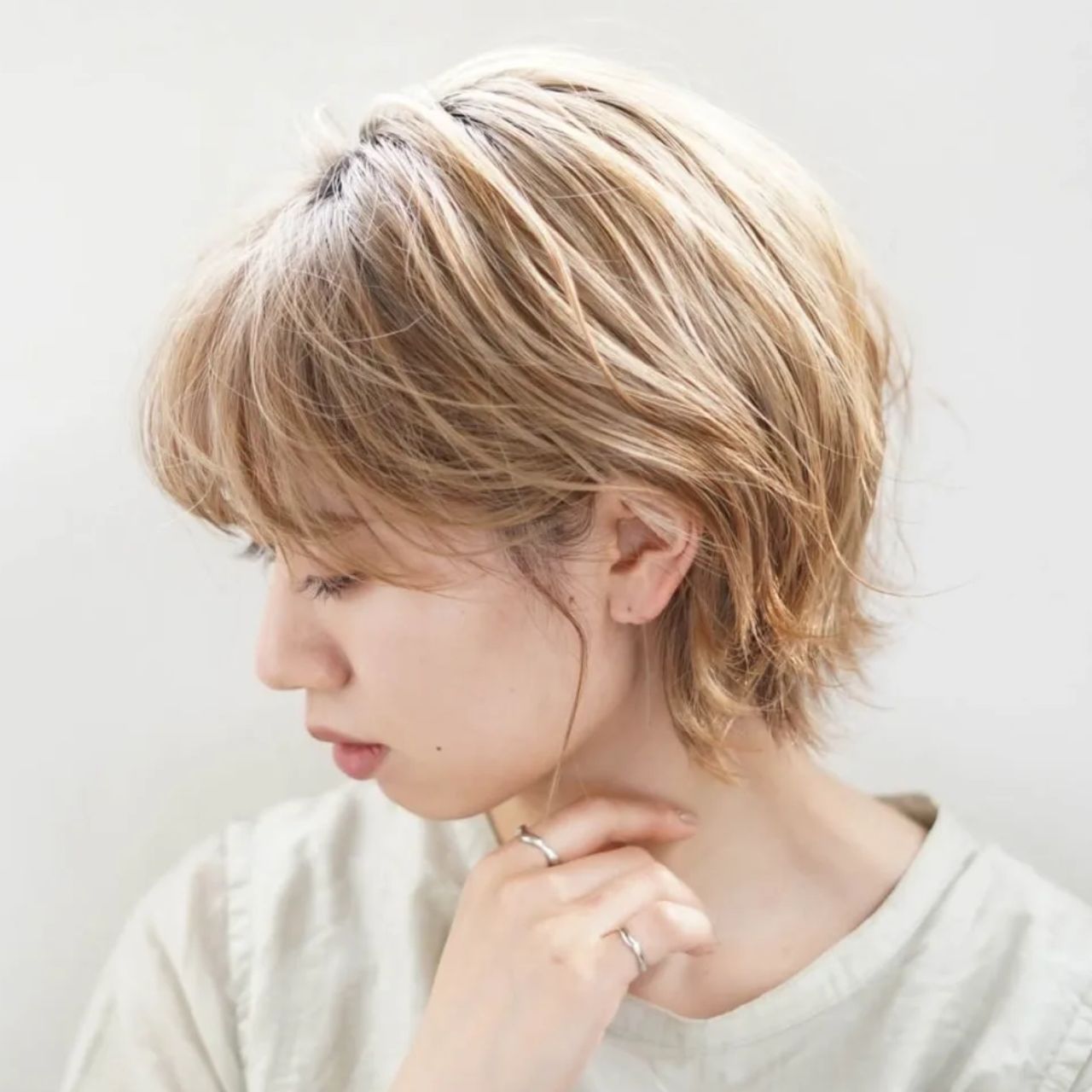 40代女性の痛くない金髪のコーディネート例