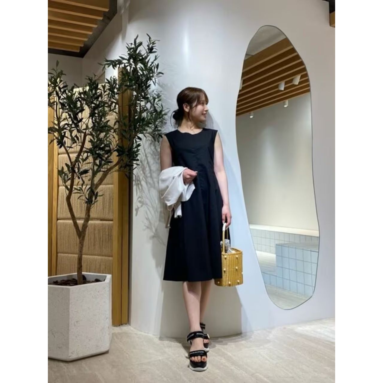 40代女性の痛くない膝丈ワンピースのコーディネート例