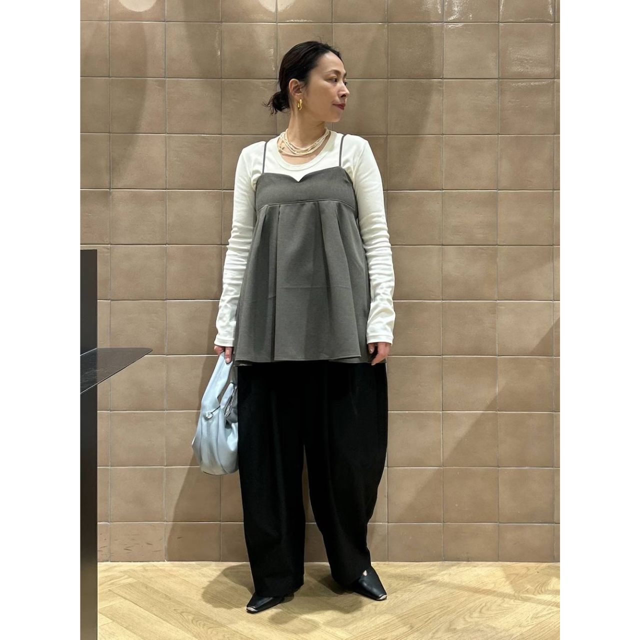 40代のキャミソールの痛くないコーディネート例