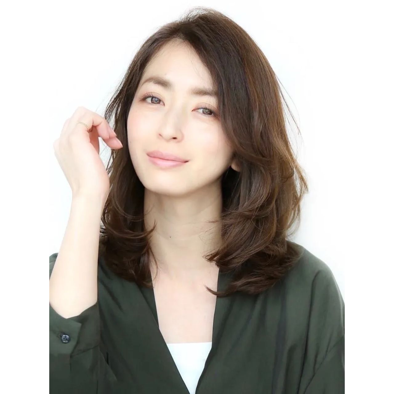 40代女性の痛くないロングヘアのコーディネート例