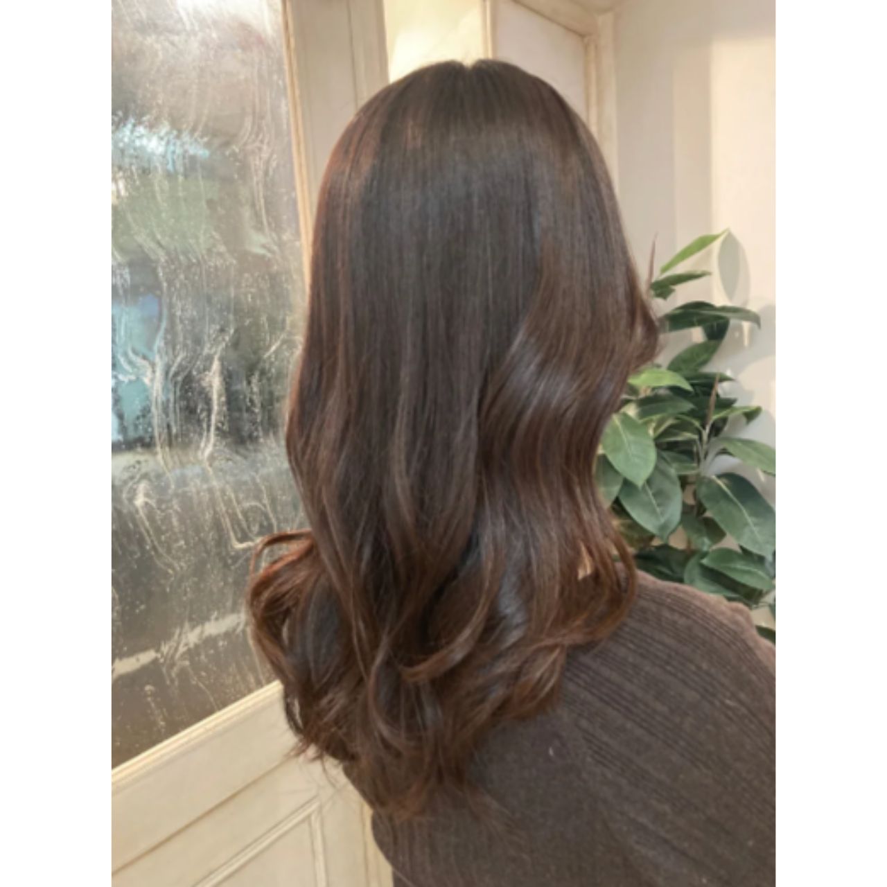 40代女性の痛くないロングヘアのコーディネート例