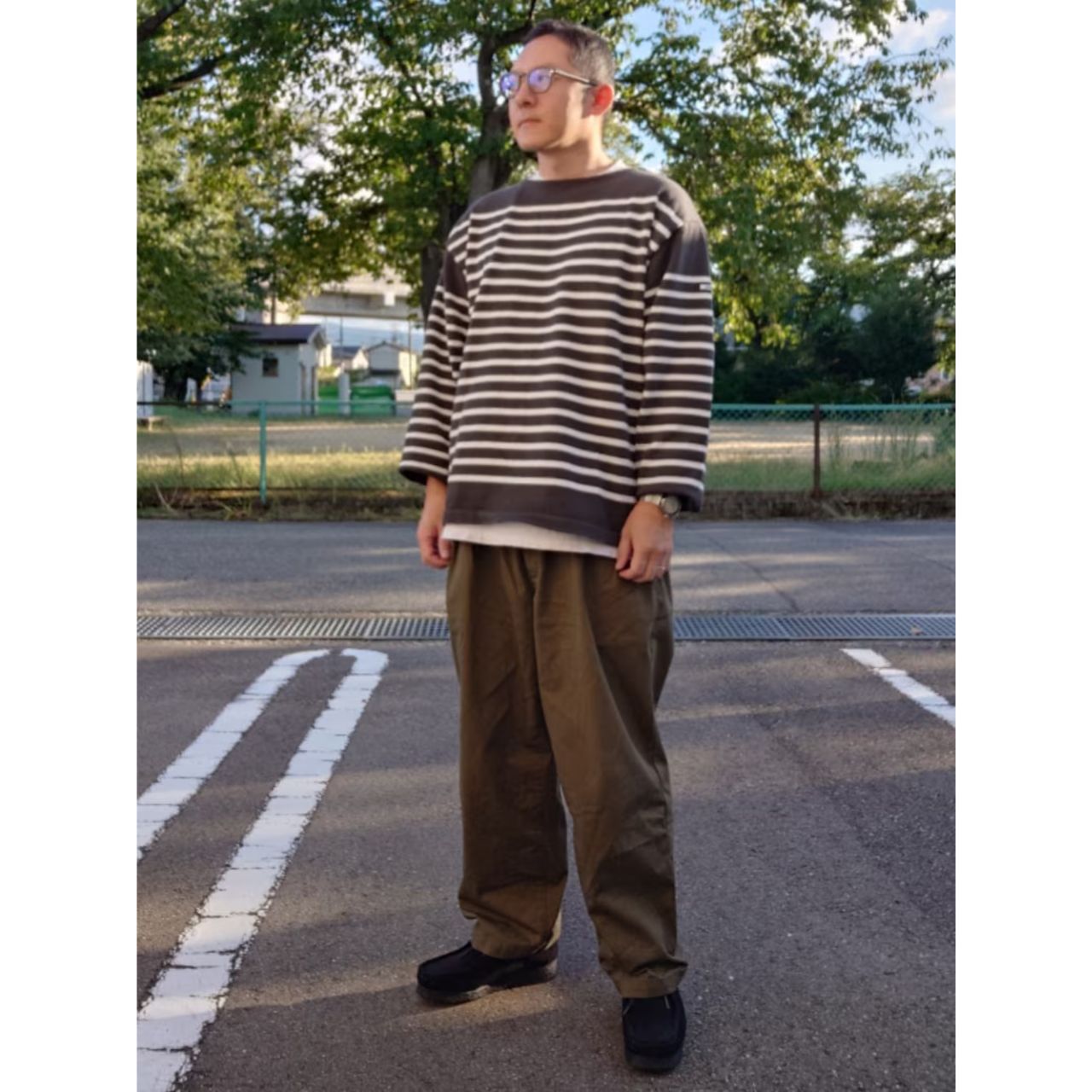 40代男性の痛くない太めのチノパンのコーディネート例