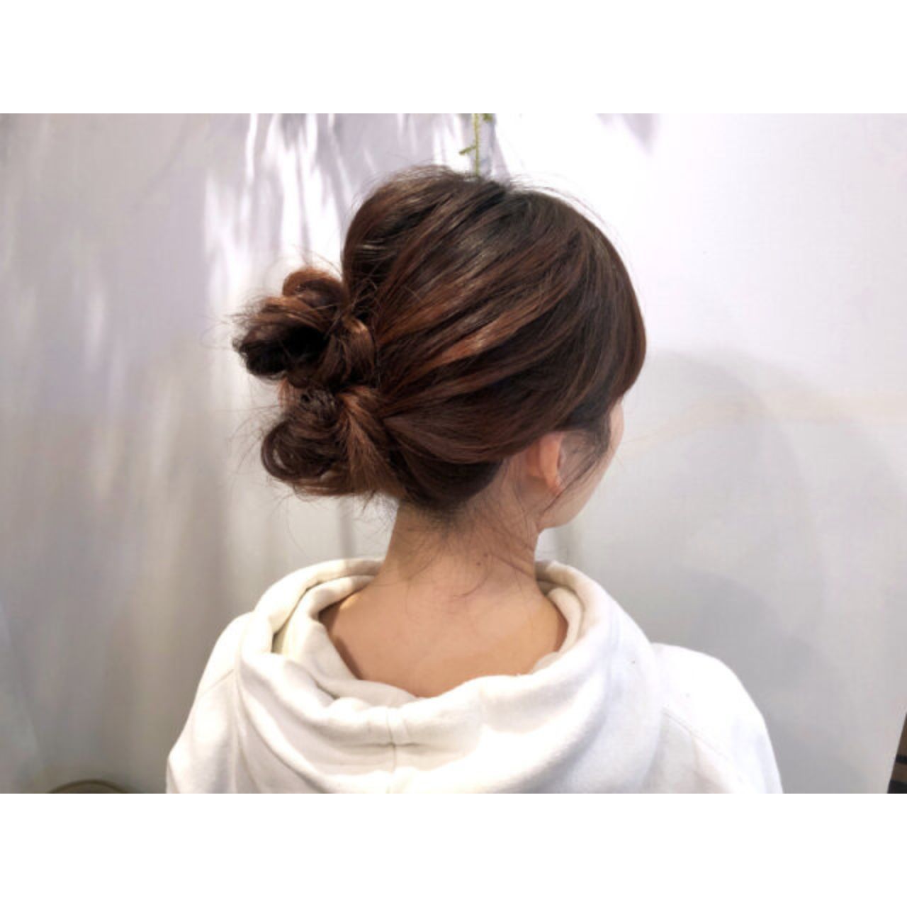 40代女性の痛くないお団子ヘアのコーディネート例