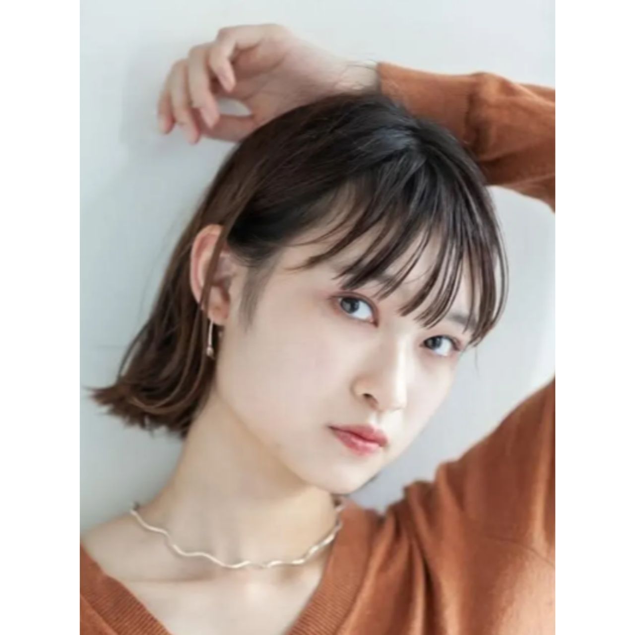 40代女性の痛くないシースルーバングのコーディネート例
