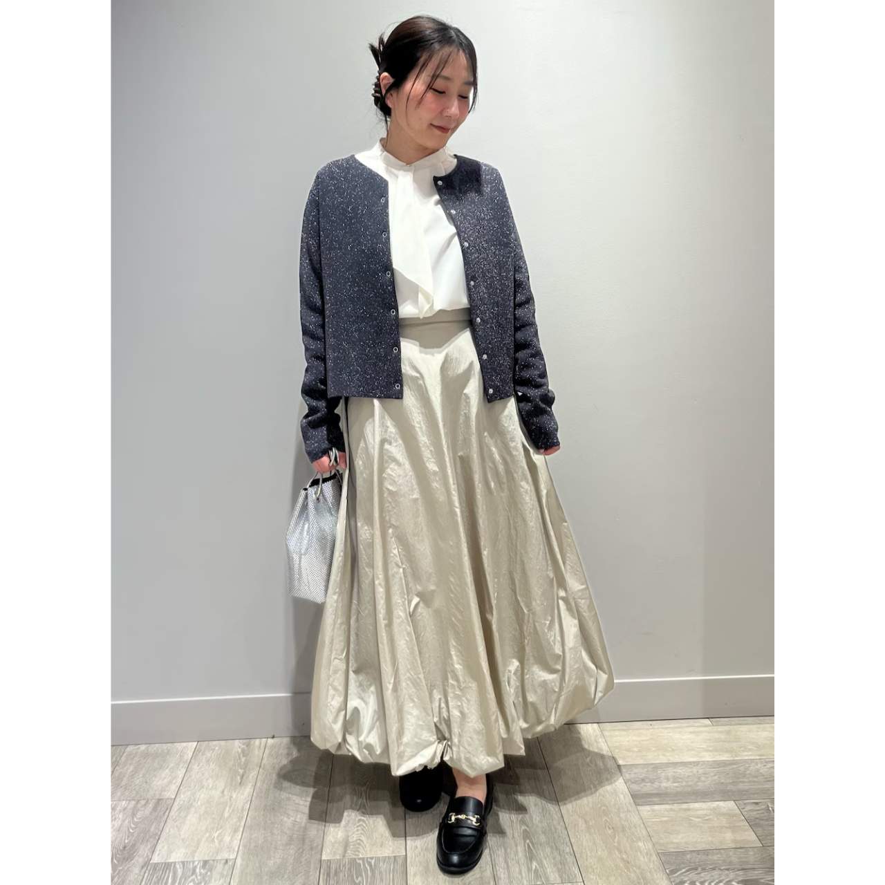 50代女性の痛くないバルーンスカートのコーディネート例