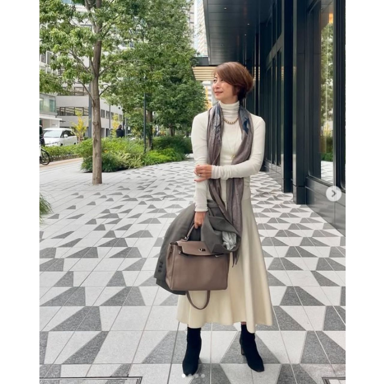50代女性の痛くないフレアスカートのコーディネート例