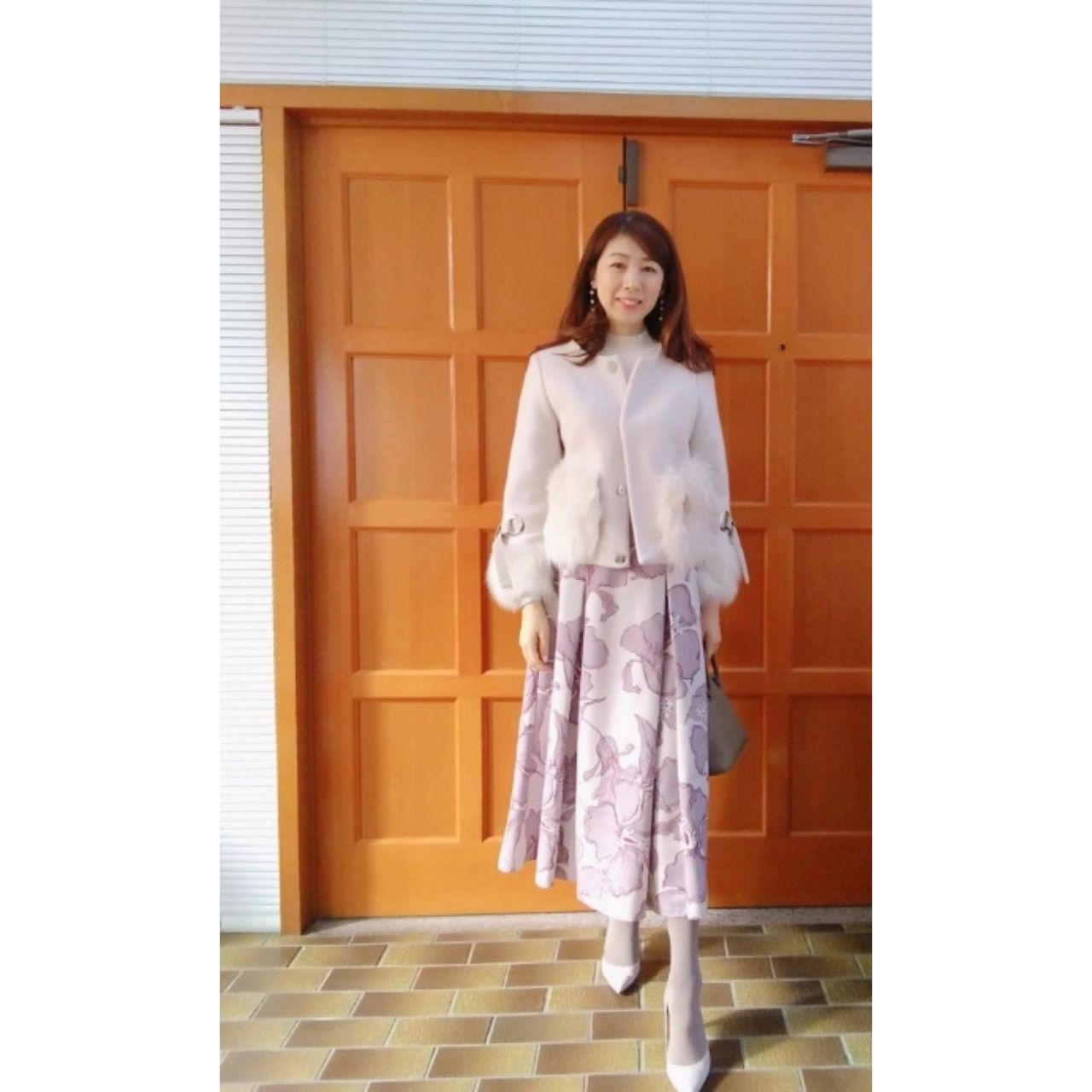 50代女性の痛くない花柄スカートのコーディネート例