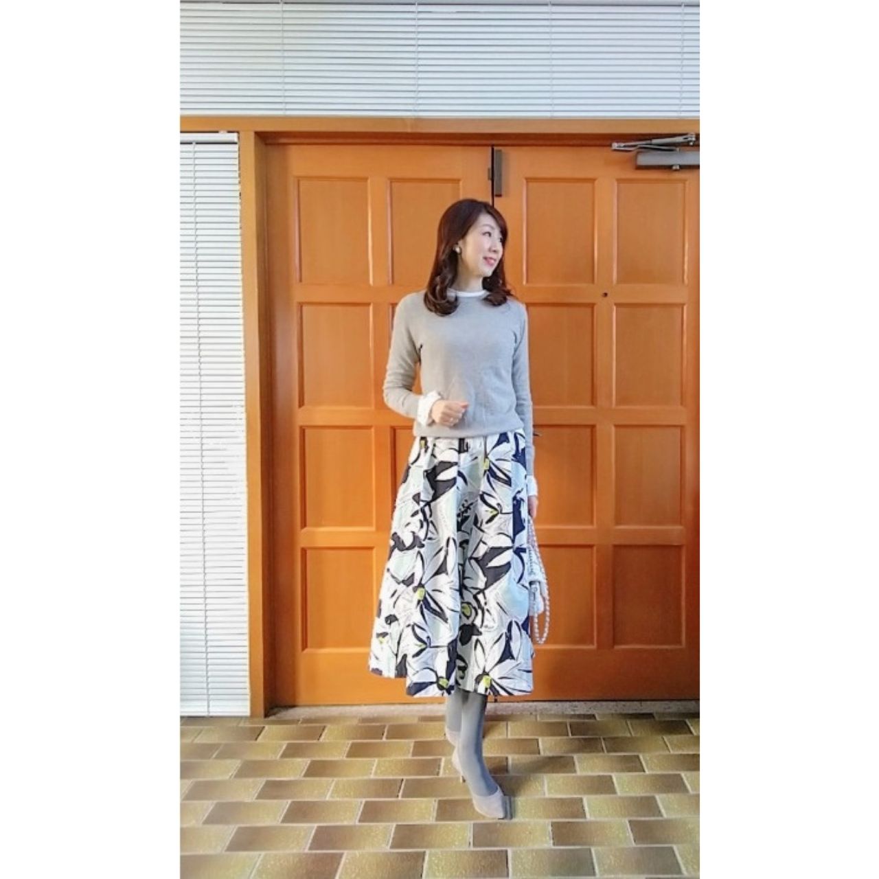 50代女性の痛くない花柄スカートのコーディネート例