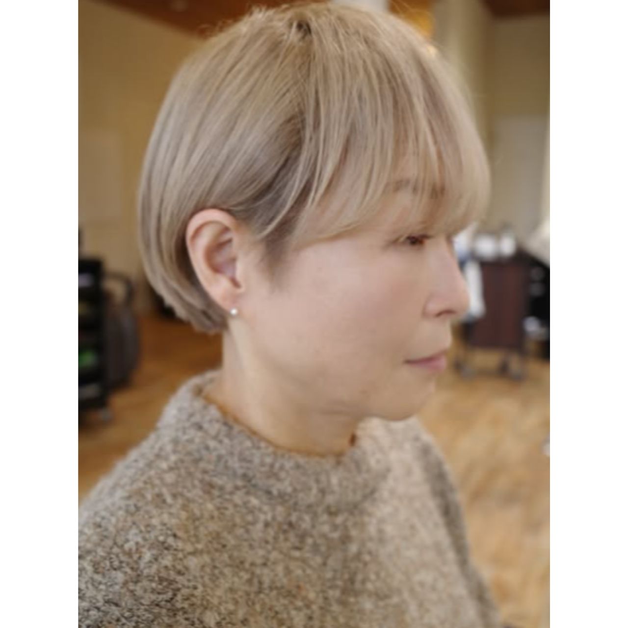 50代女性の痛くないハイトーンカラーのコーディネート例