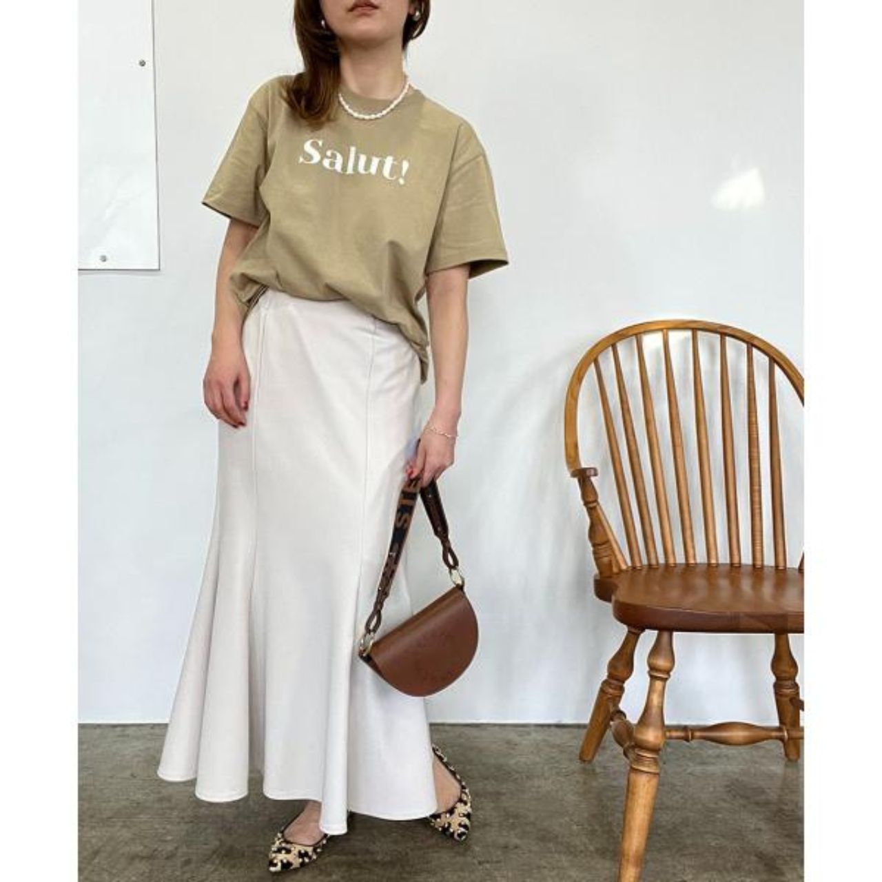 50代女性の痛くないロゴTシャツのコーディネート例