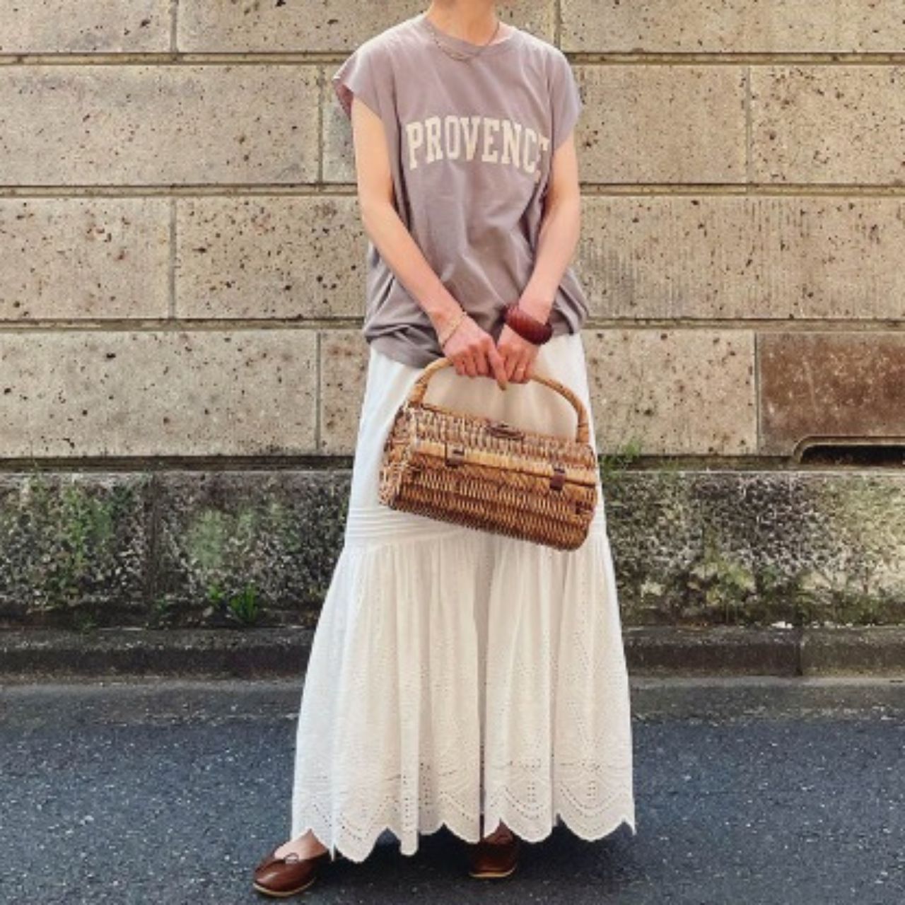 50代女性の痛くないロゴTシャツのコーディネート例