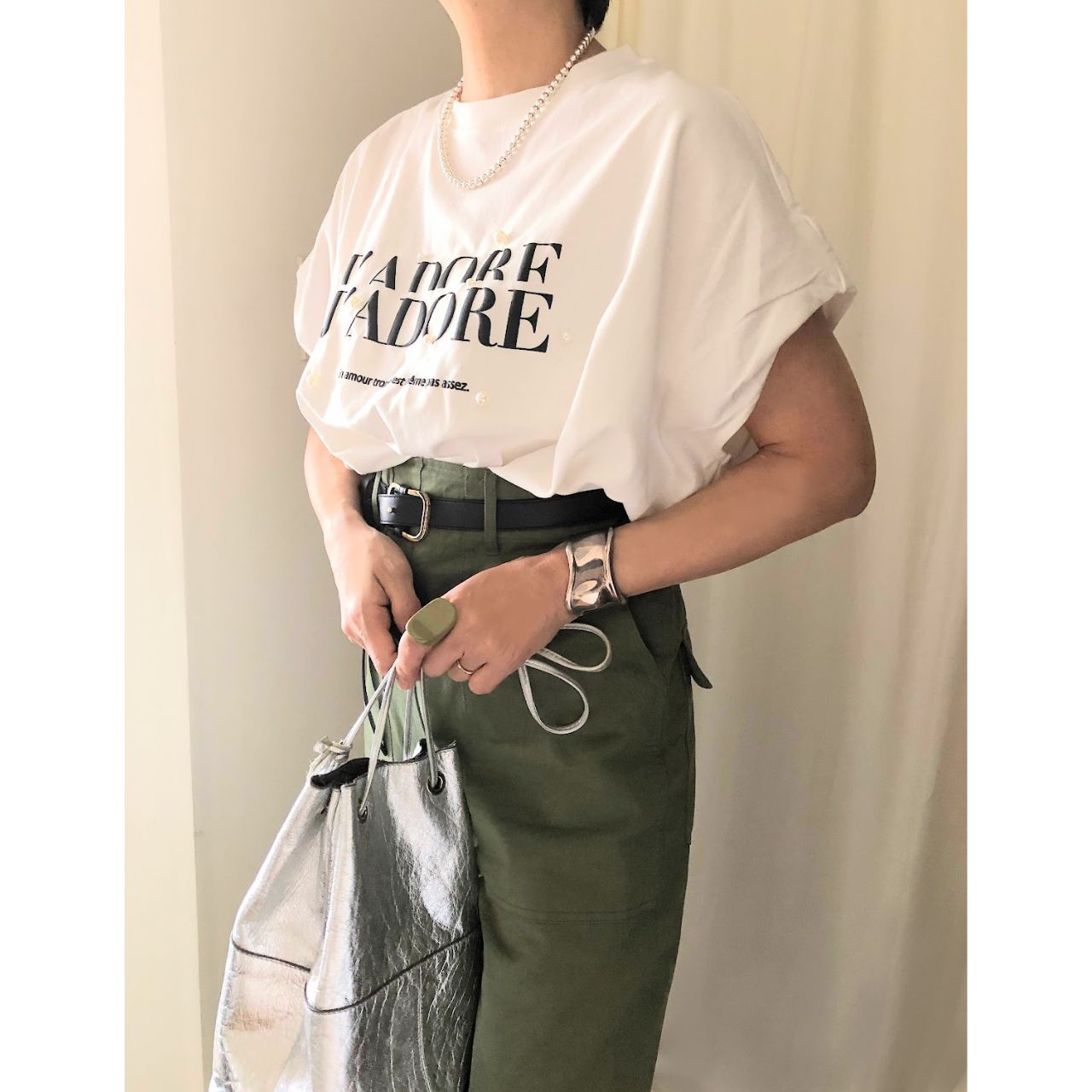 50代女性の痛くないロゴTシャツのコーディネート例