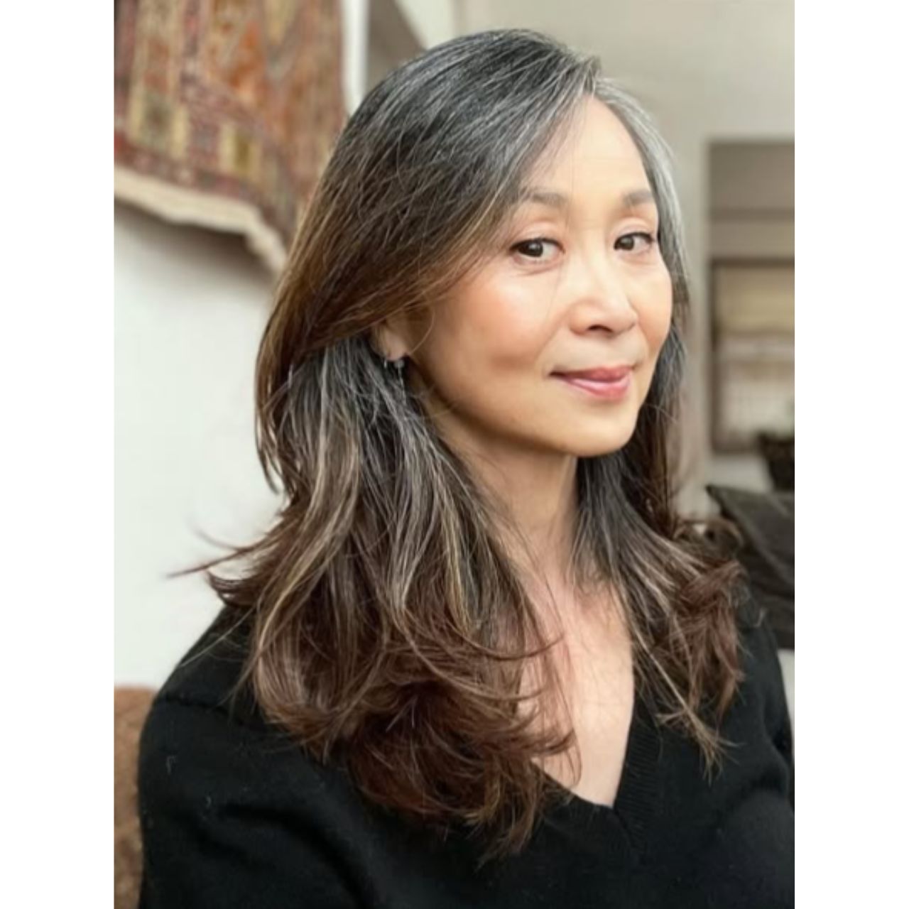 50代女性の痛くないロングヘアのコーディネート例