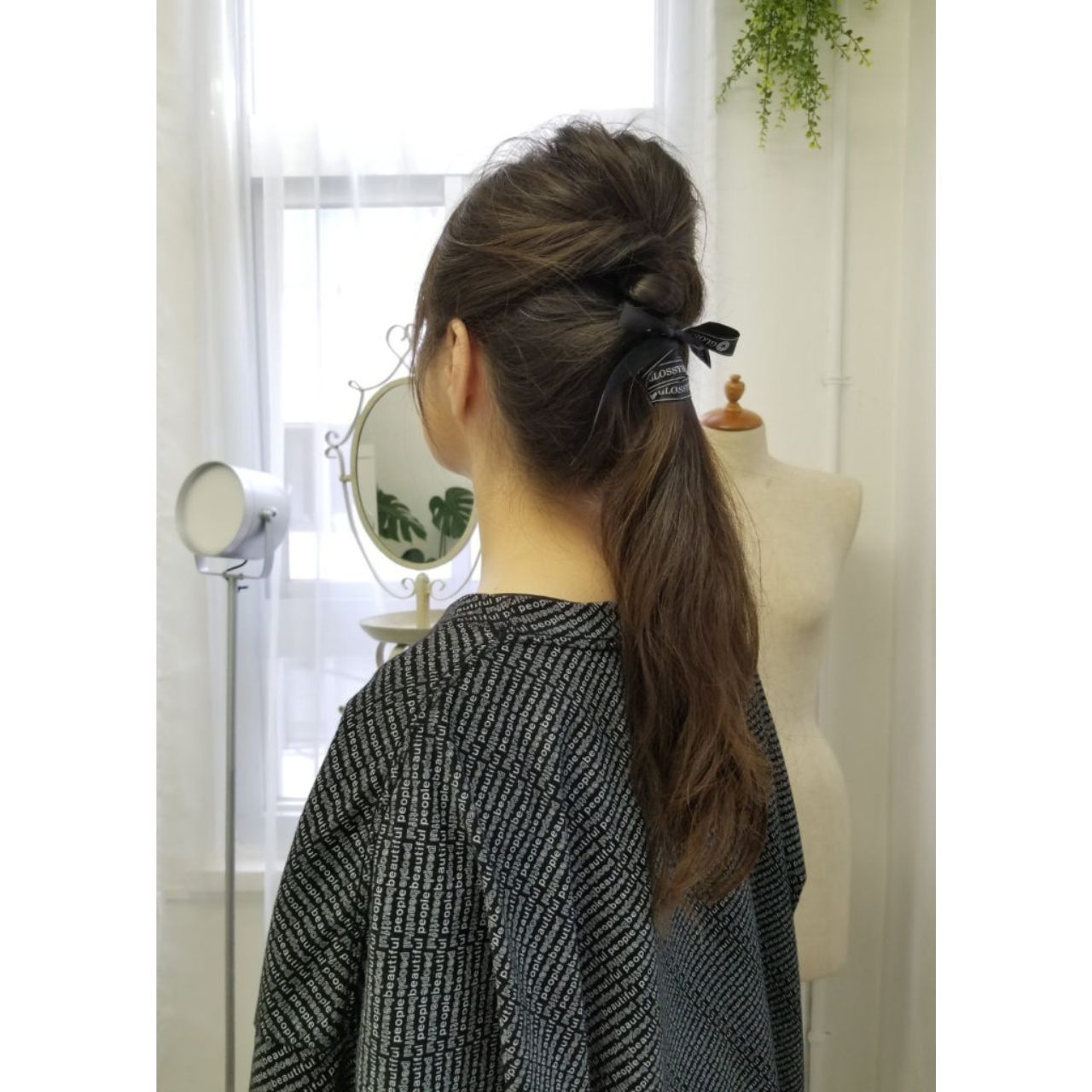 50代女性の痛くないロングヘアのコーディネート例