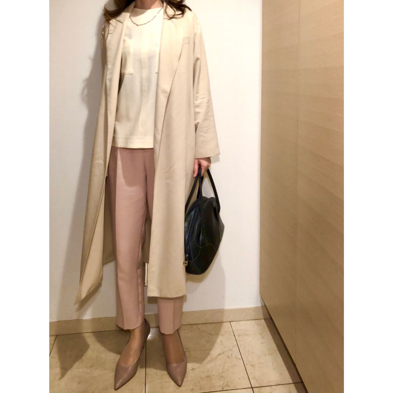 50代女性の痛くないピンクの服・バッグのコーディネート例
