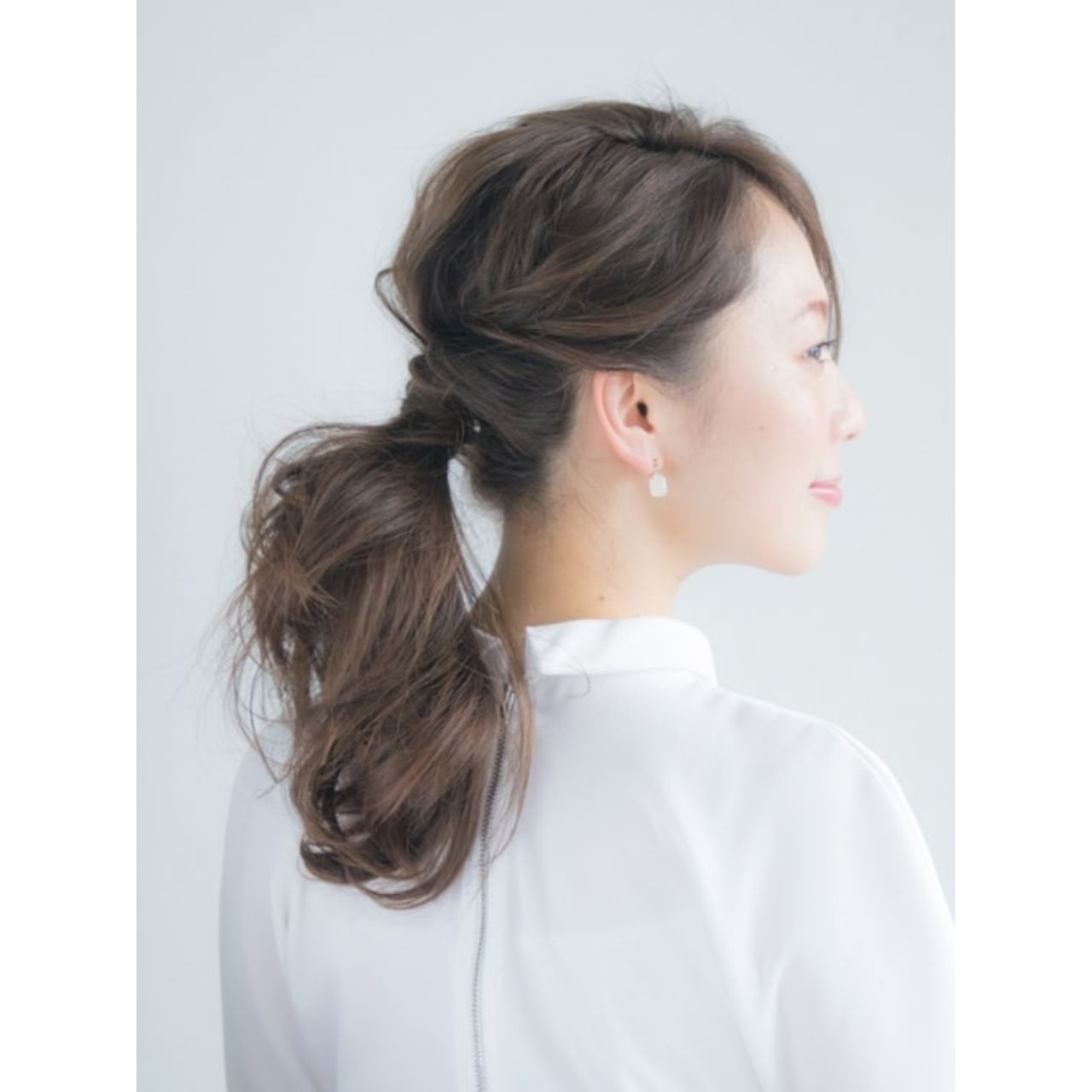 50代女性の痛くないポニーテールのコーディネート例